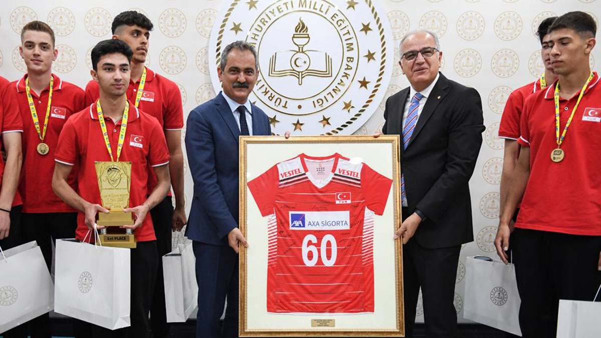 Özer'den liseli şampiyon sporculara tebrik