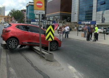 Pendik'te otomobil bariyerlere çıktı