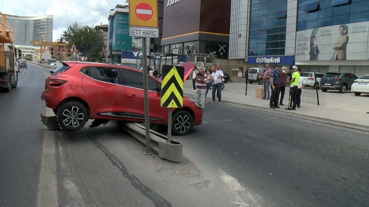 Pendik'te otomobil bariyerlere çıktı