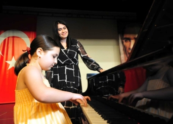Piyanist Elena Çekiç'in öğrencileri ödüle doymuyor