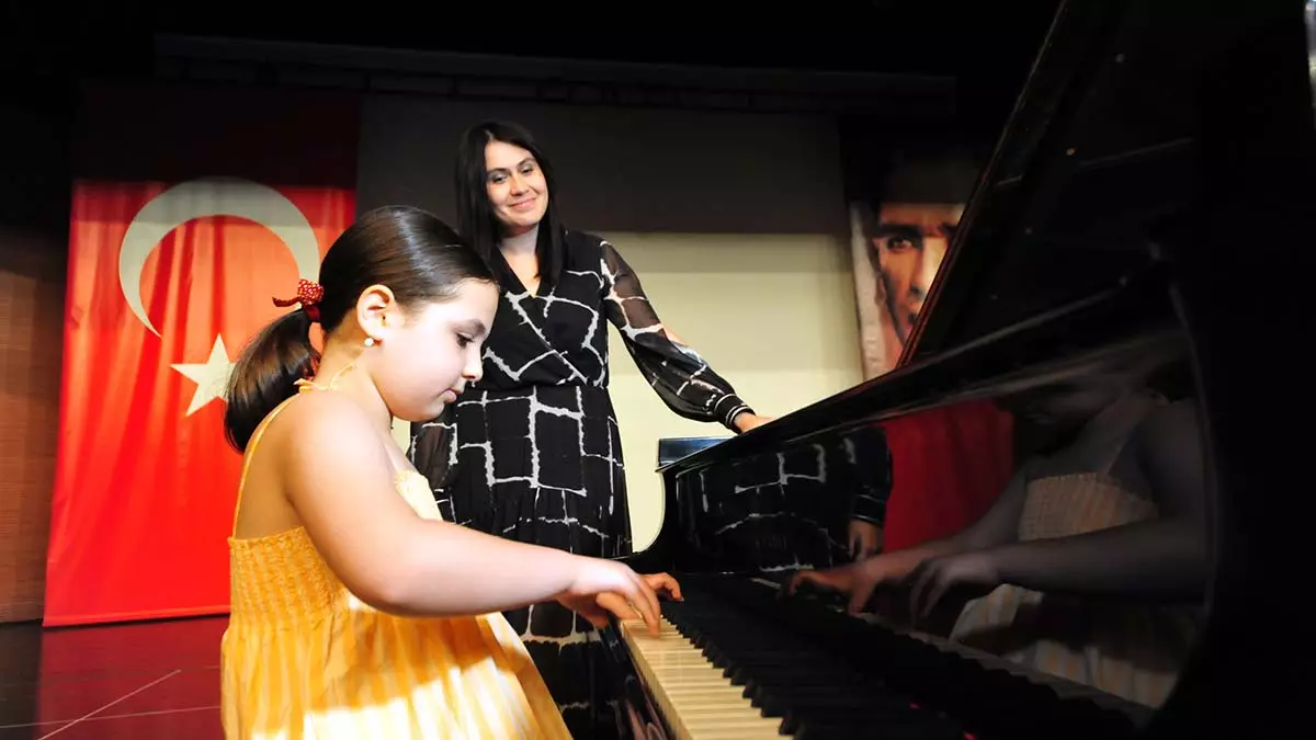 Piyanist elena çekiç'in öğrencileri ödüle doymuyor