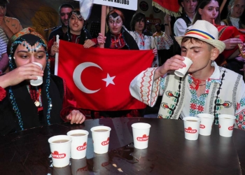 Rize'de 'en hızlı çay içme' yarışması