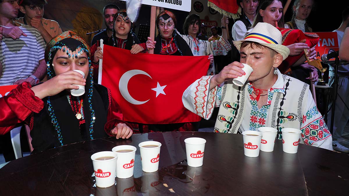 Rize'de 'en hızlı çay içme' yarışması