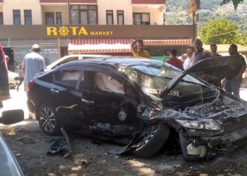 Sakarya'da otomobil ile minibüs çarpıştı: 8 yaralı