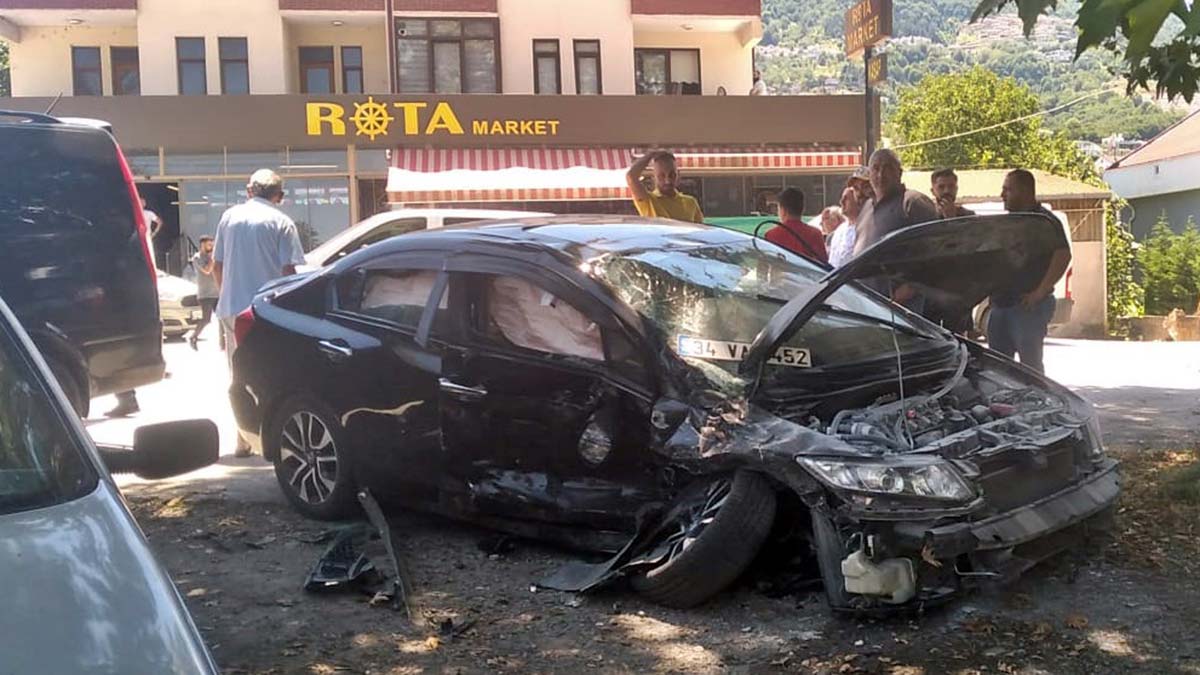 Sakarya'da otomobil ile minibüs çarpıştı: 8 yaralı 