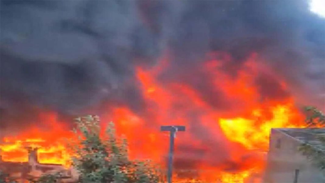 Sancaktepe'de otoparkta yangın; araçlar hasar aldı