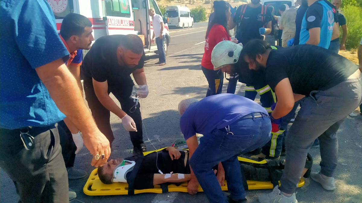 Şanlıurfa'da işçi servis minibüsü devrildi: 18 yaralı