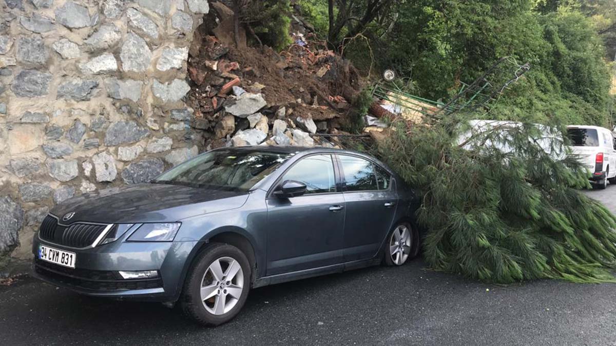 Sarıyer'de istinat duvarı çöktü 