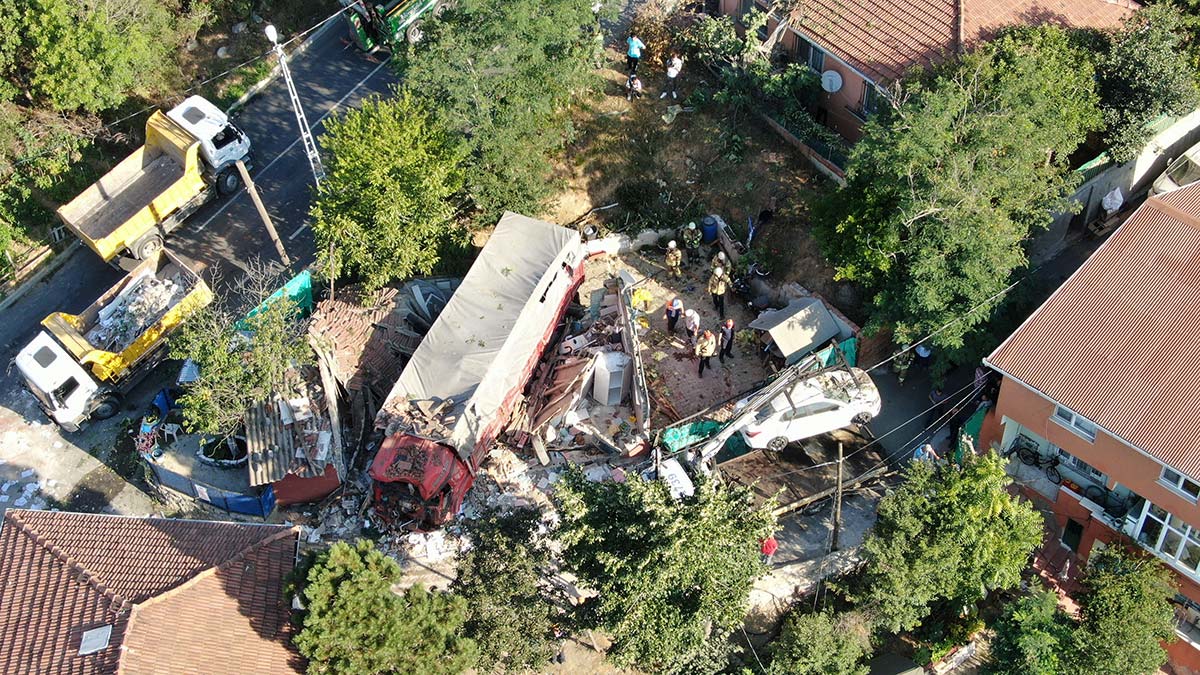 Sarıyer'de kamyon gecekondunun üzerine uçtu