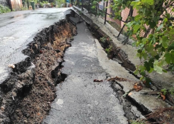 Sarıyer'de yol çöktü