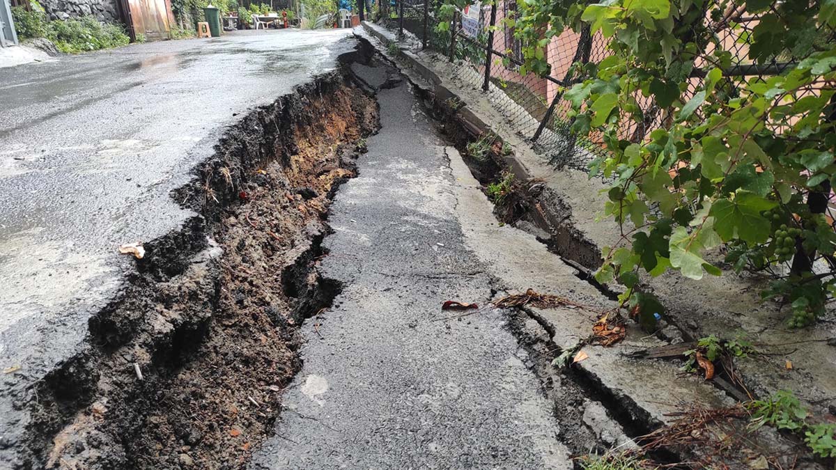 Sarıyer'de yol çöktü