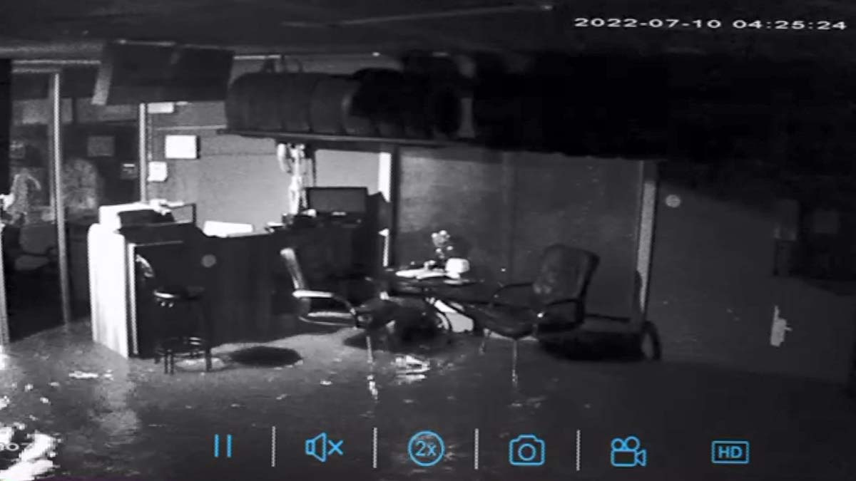 Sarıyer'deki sağanak iş yerini göle çevirdi