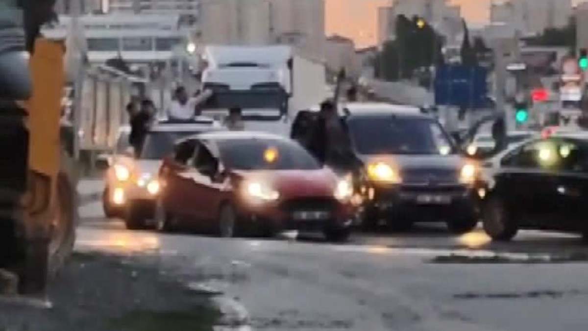 Şehir magandaları yol kesip havaya ateş açtı