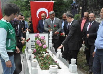 Şehit Necmettin öğretmen kabri başında anıldı