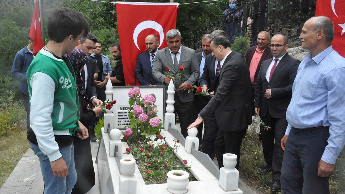 Şehit Necmettin öğretmen kabri başında anıldı