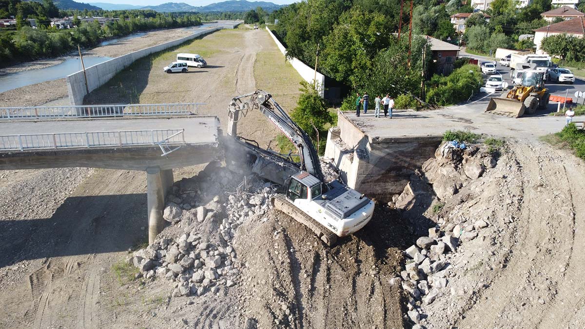 Selde zarar gören köprü yıkılıyor