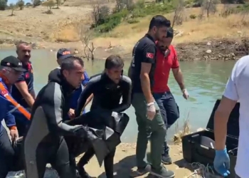 Serinlemek için göle giren kız kardeşler boğuldu