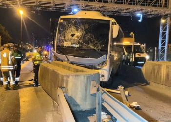 Servis midibüsü gişelere çarptı: 7 yaralı