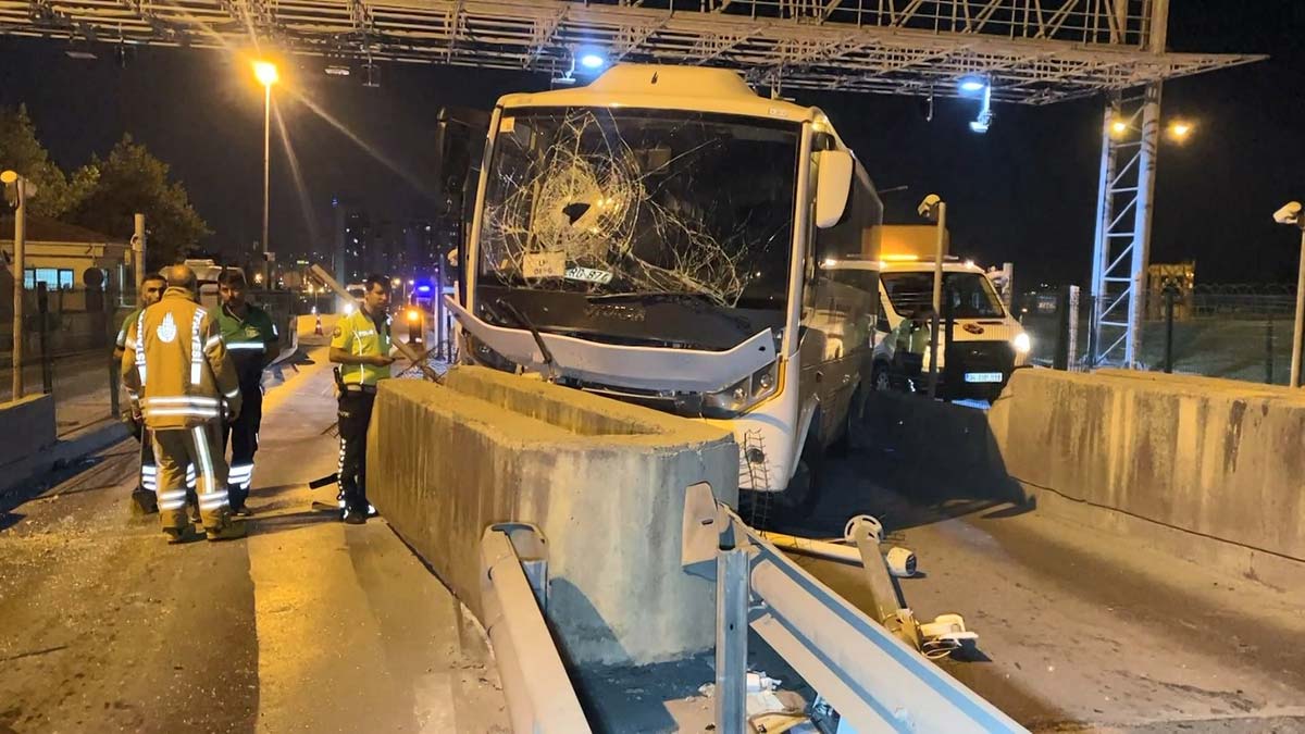 Servis midibüsü gişelere çarptı: 7 yaralı