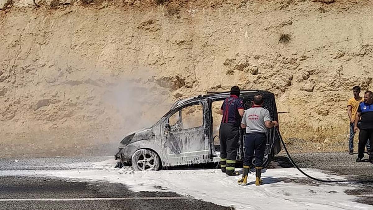 Seyir halindeyken alev alan araç yandı
