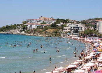 Sıcak hava nedeniyle Kuşadası'nda plajlar doldu
