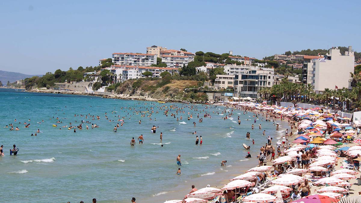 Sıcak hava nedeniyle Kuşadası'nda plajlar doldu