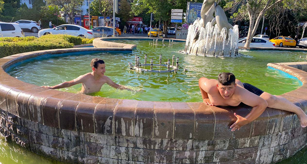 Sıcaktan bunalan çocuklar süs havuzuna girdi