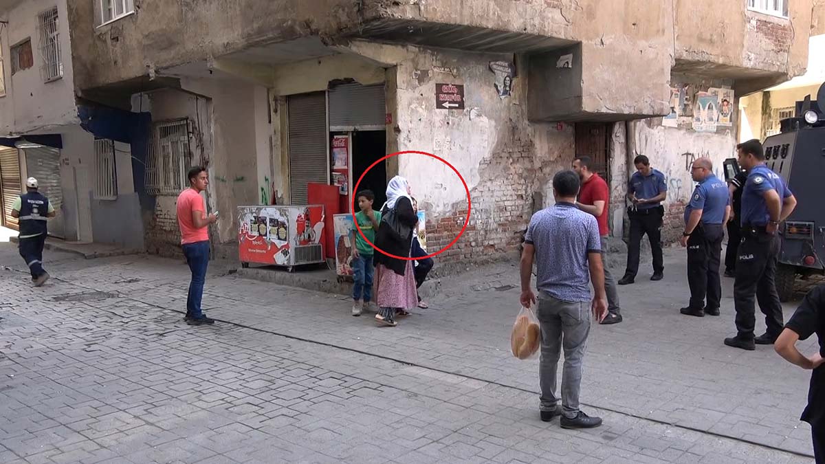 Silahlı kavgada yoldan geçen kişi vuruldu