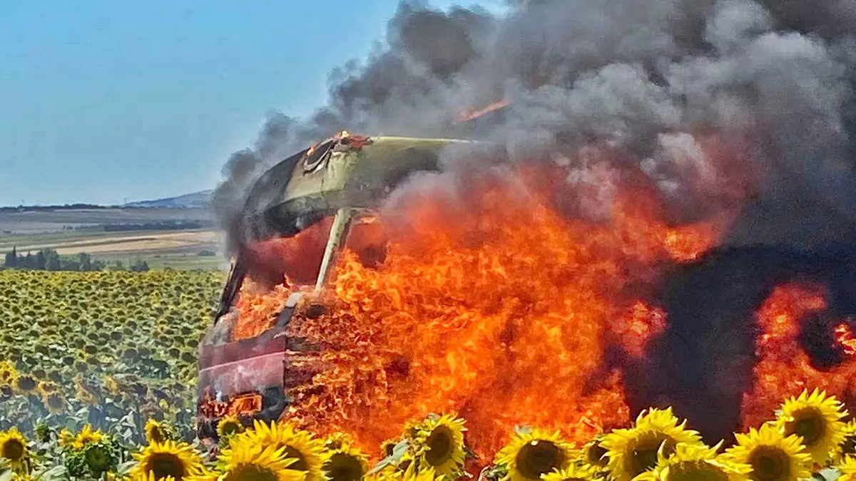 Silivri'de buğday yüklü kamyon alev alev yandı 