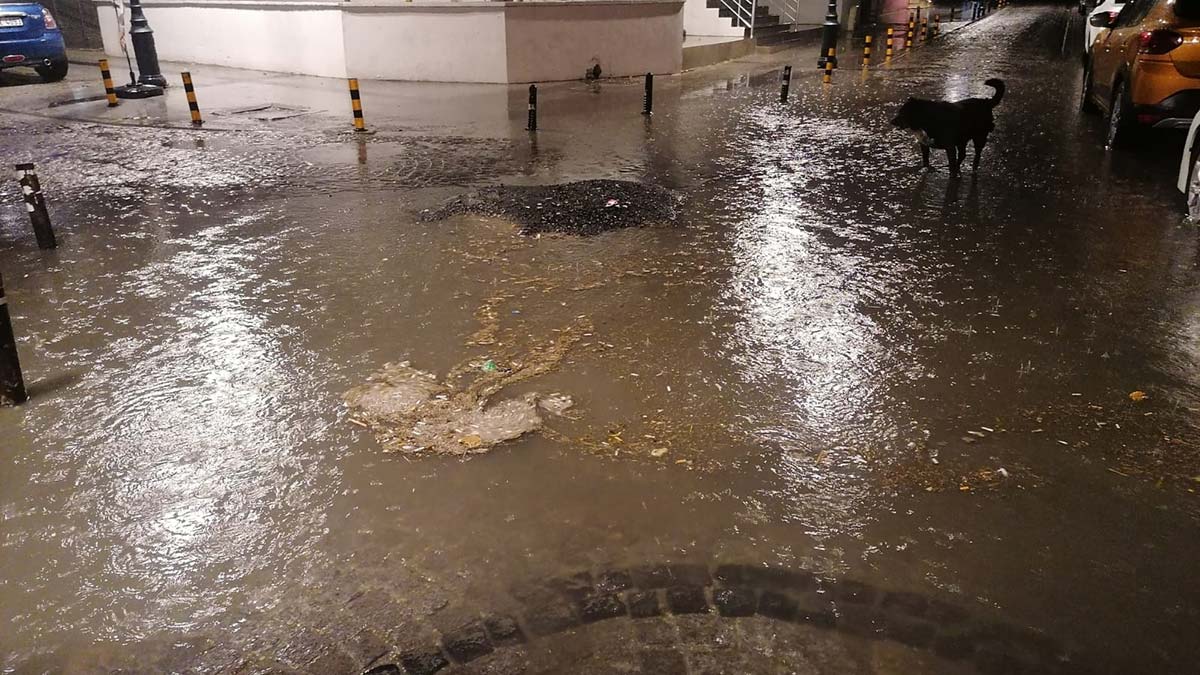 Silivri'de rögarlar taştı, üç daireyi su bastı