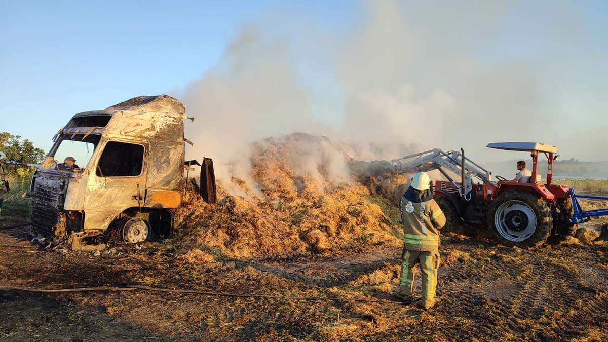 Silivri'de saman yüklü kamyon alev alev yandı