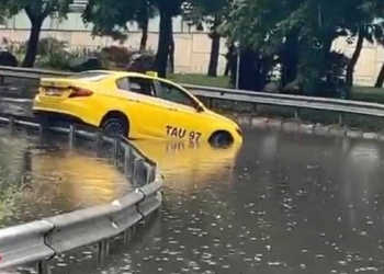 Şişli'de araçlar su birikintisinde mahsur kaldı