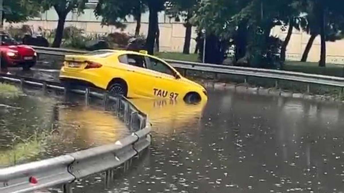 Şişli'de araçlar su birikintisinde mahsur kaldı