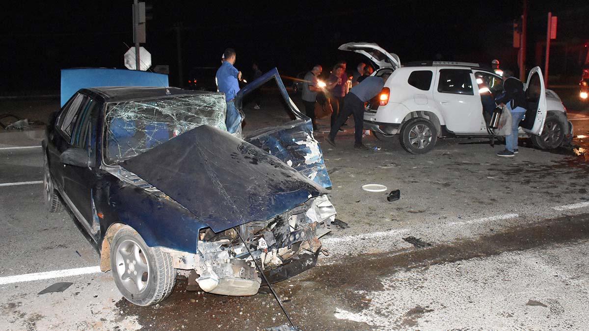 Sivas'ta cip ile otomobil çarpıştı: 1 ölü, 9 yaralı