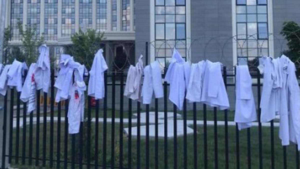 Sivas'ta sağlıkçılar önlük çıkardı