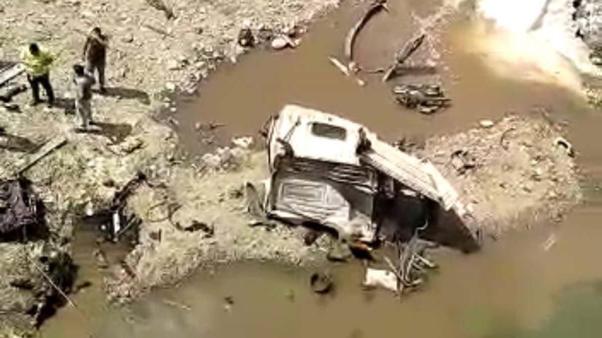 Sultangazi'de TIR dereye düştü