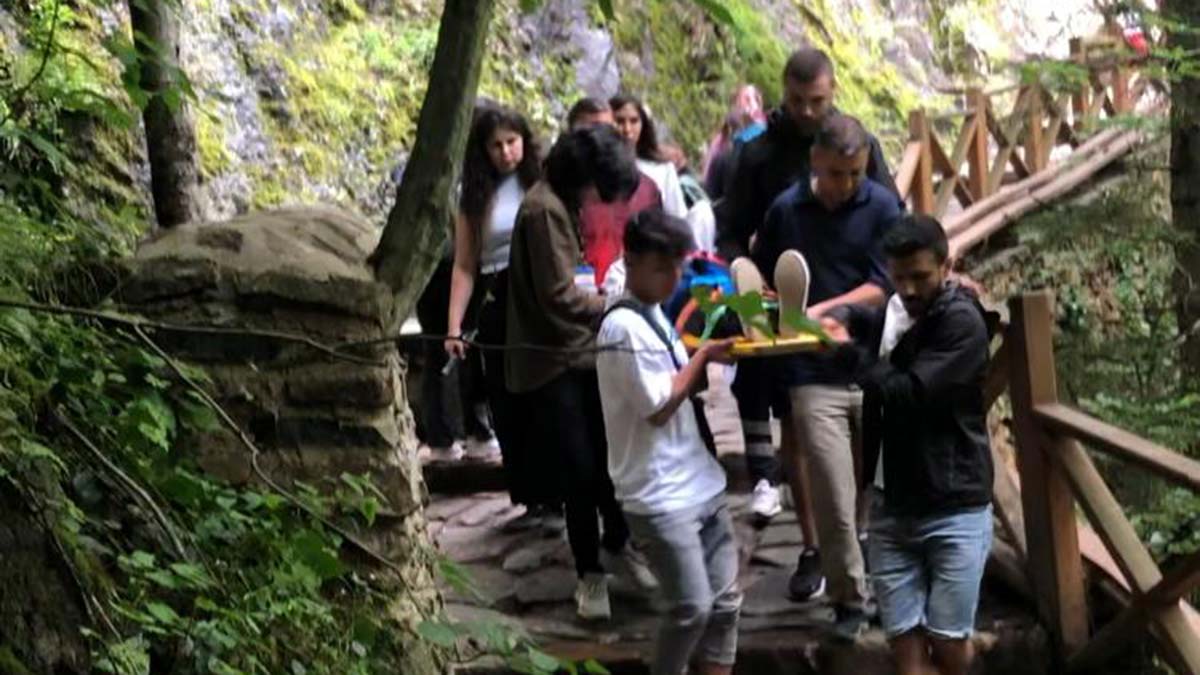 Sümela'ya gidilen patikada taş düştü: 2 yaralı