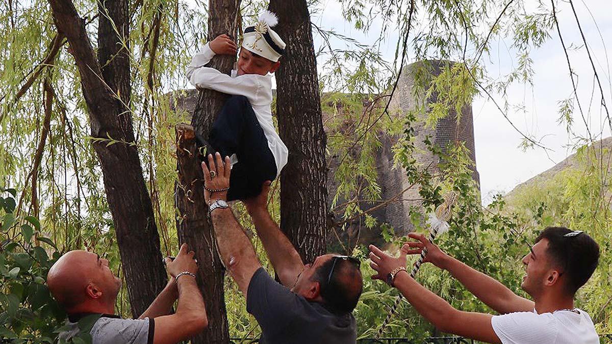 Sünnet olmaktan korkan çocuk, ağaca tırmandı
