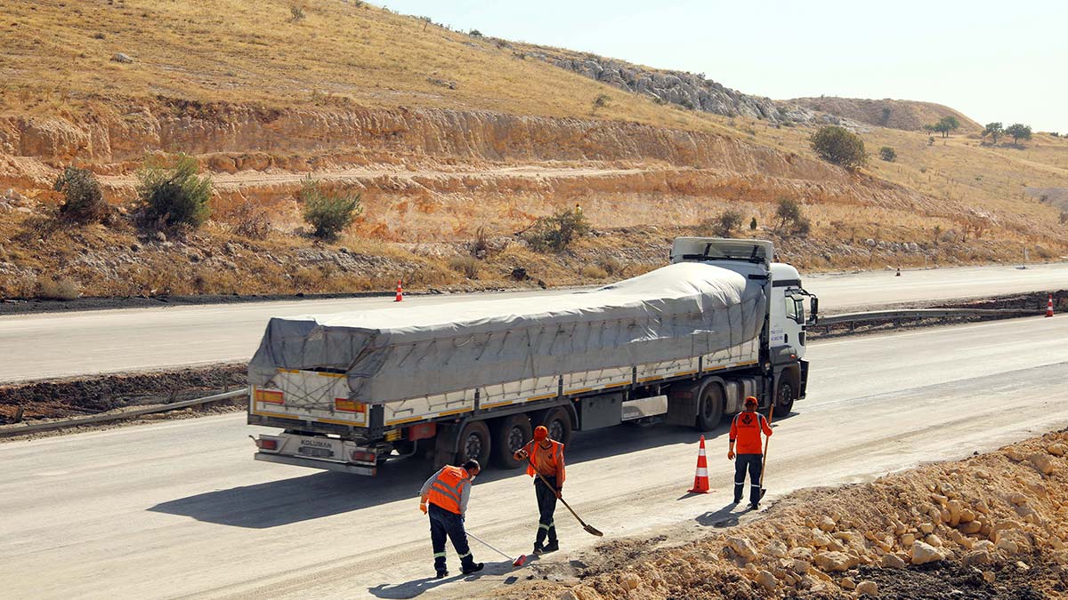 TAG Otoyolu, 27 saat sonra yeniden ulaşıma açıldı