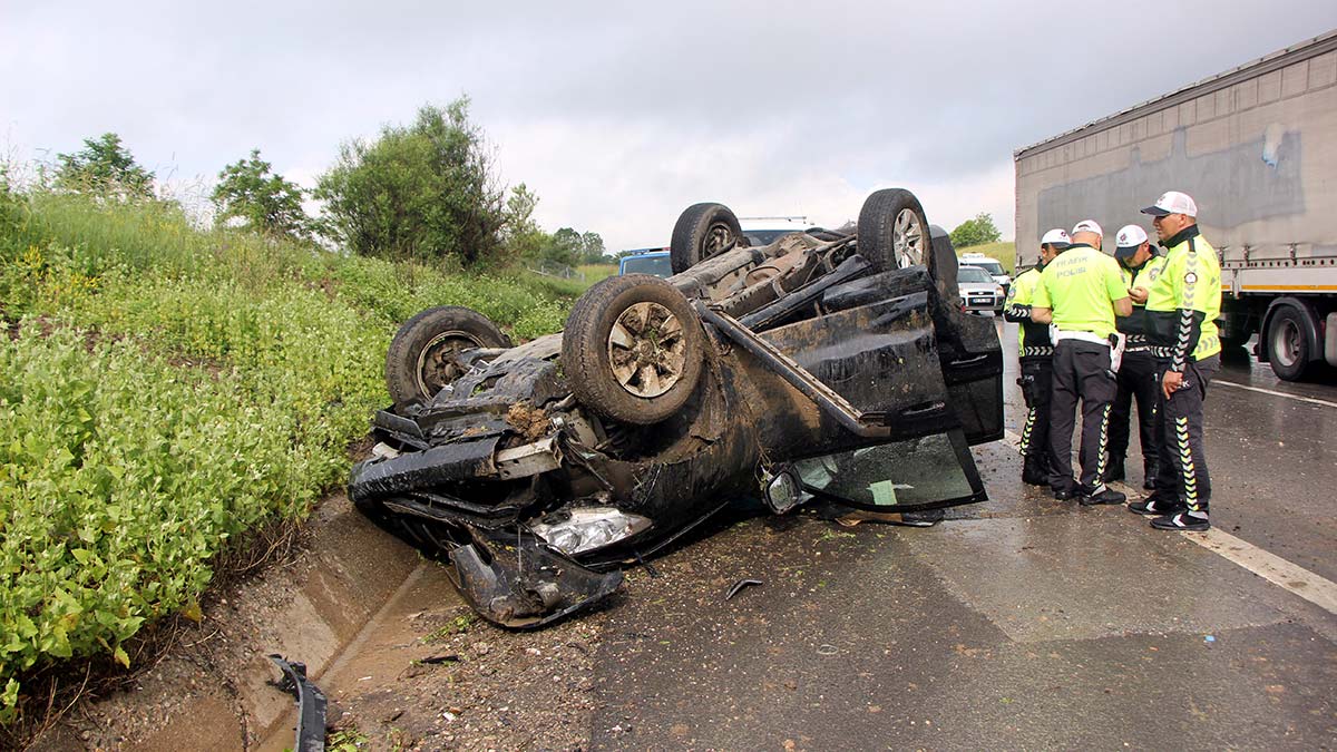 TEM Otoyolu'nda 6 araç birbirine girdi, 8 yaralı