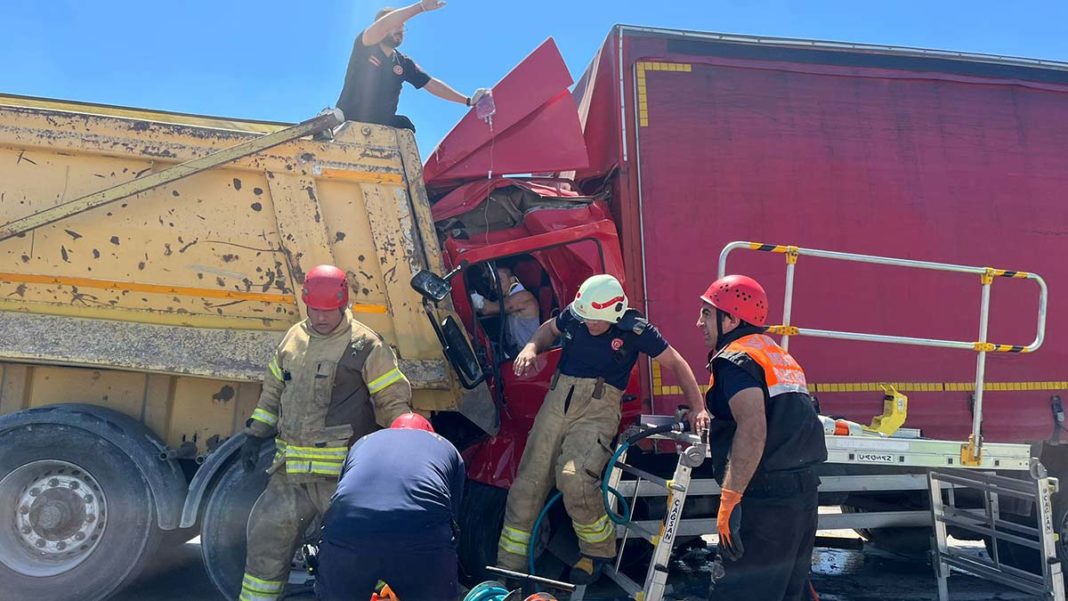 TEM'de peş peşe hafriyat kamyonu kazaları