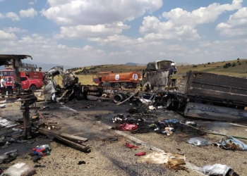 TIR ile kamyonet çarpıştı: 3 ölü, 1 yaralı