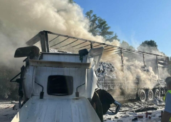 TIR'a arkadan çarpan TIR alev alarak yandı