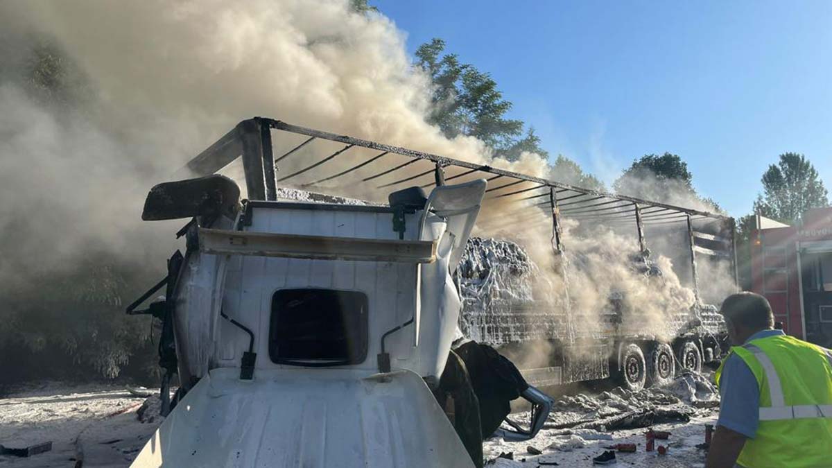 TIR'a arkadan çarpan TIR alev alarak yandı