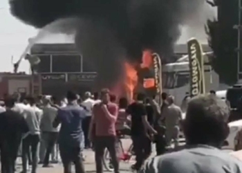 TIR'ın aküsü patladı: 2 TIR ve 1 kamyon yandı