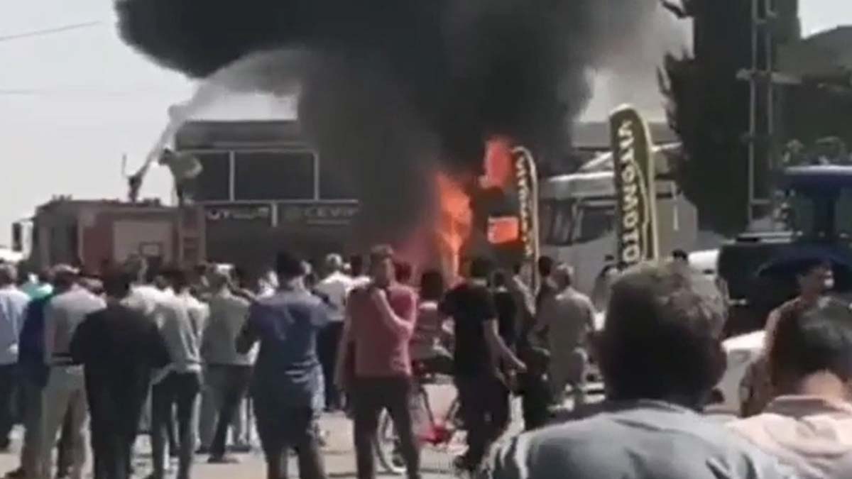 TIR'ın aküsü patladı: 2 TIR ve 1 kamyon yandı
