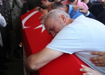 Tabuta sarılan şehidin babası yürekleri dağladı