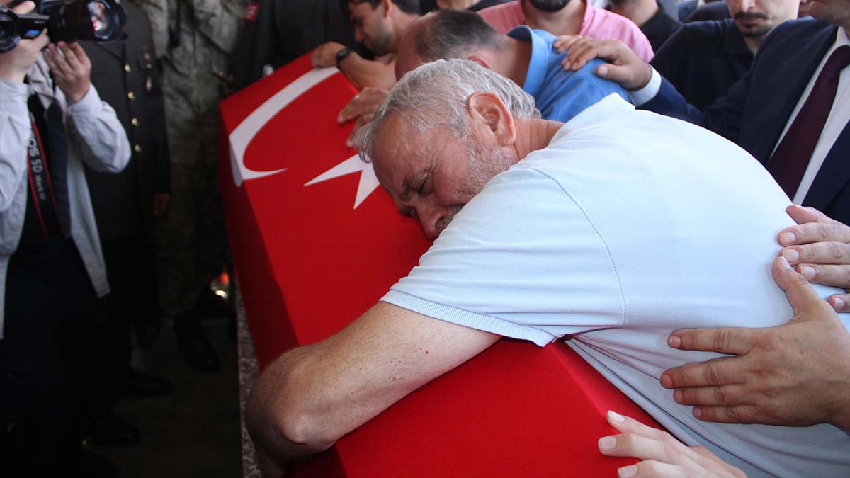 Tabuta sarılan şehidin babası yürekleri dağladı