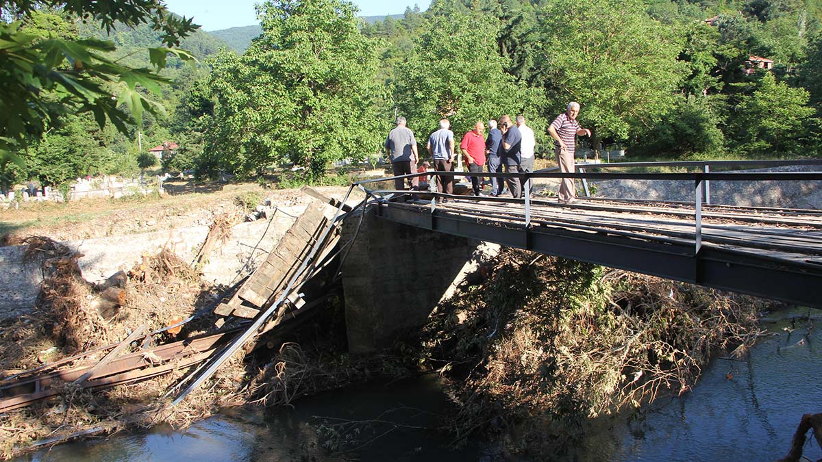Tadilat bekleyen köprü selde yıkıldı