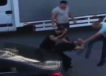 Taksici tartıştığı yolcuyu arkadaşıyla dövdü